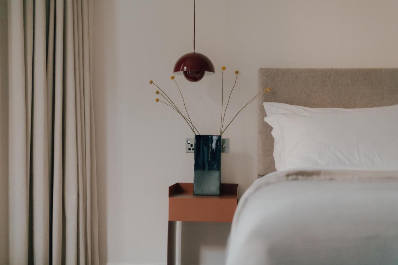 Leighton House - Boutique Guesthouse Bath Eksteriør billede A bedside table