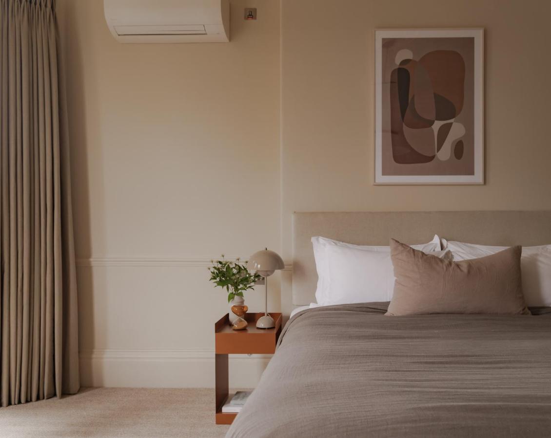 Leighton House - Boutique Guesthouse Bath Eksteriør billede A bedroom with a wall mounted air conditioner