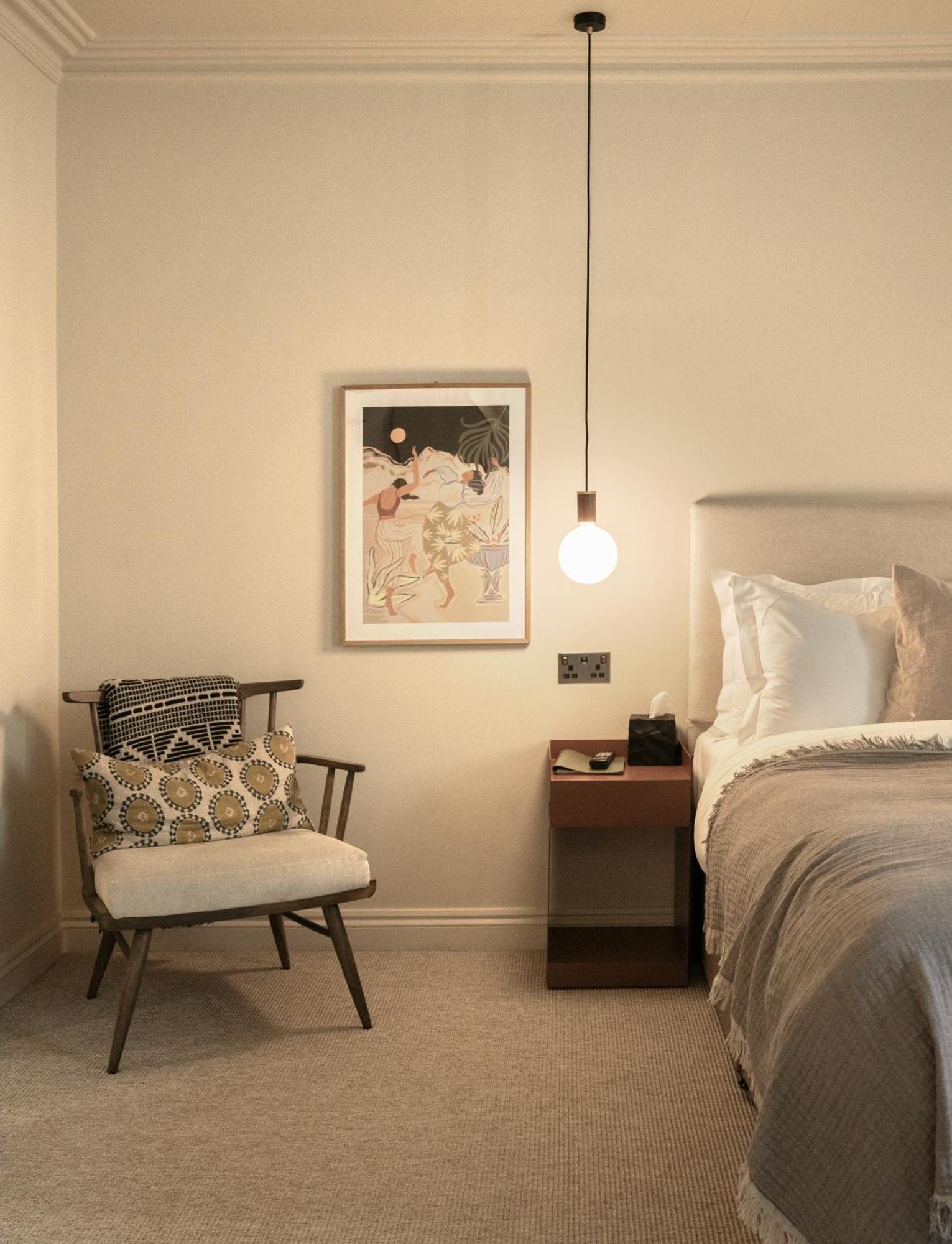 Leighton House - Boutique Guesthouse Bath Eksteriør billede A bedroom with a light bulb