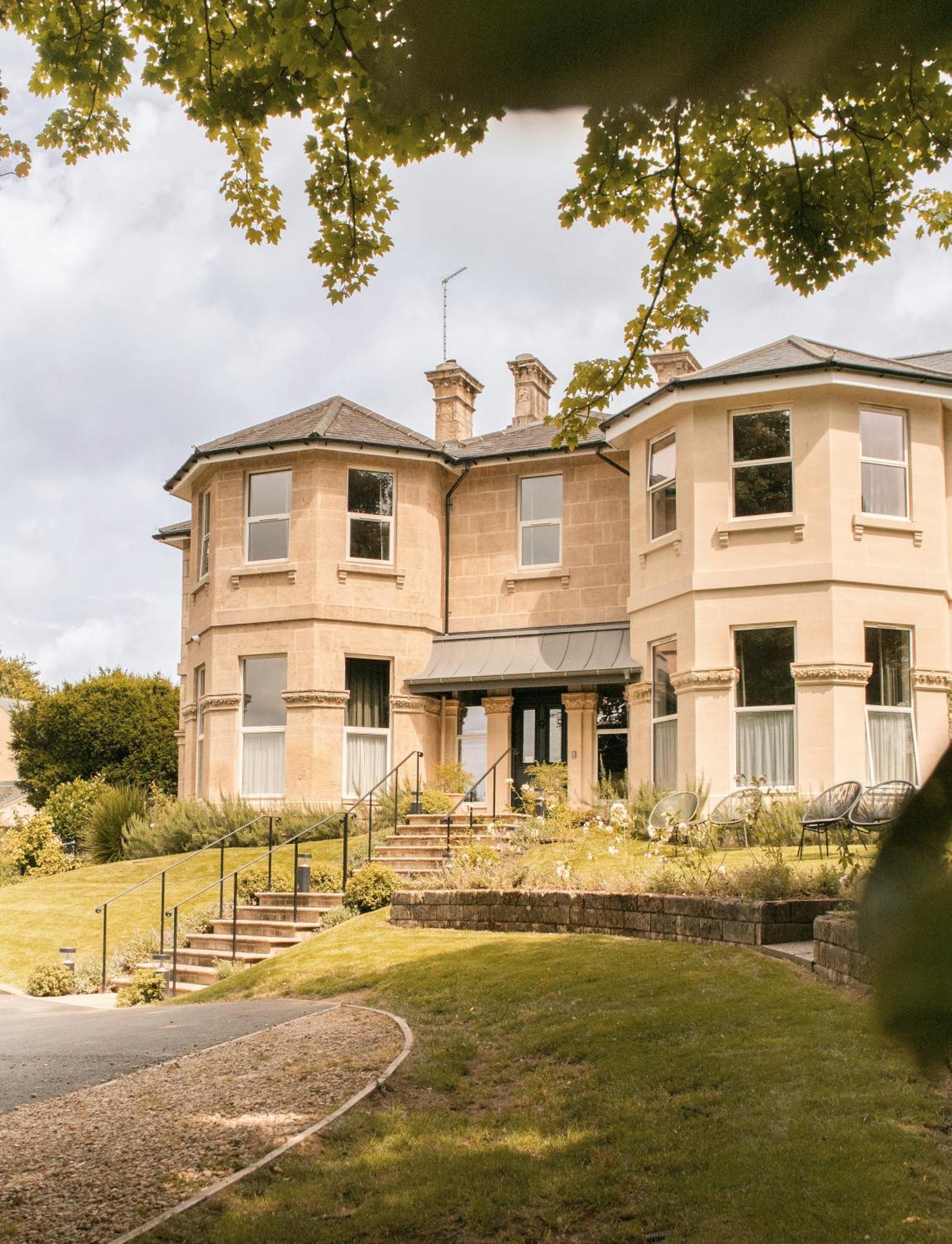 Leighton House - Boutique Guesthouse Bath Eksteriør billede The former vicarage of St. Andrew's Church, now the home of the school's headmaster