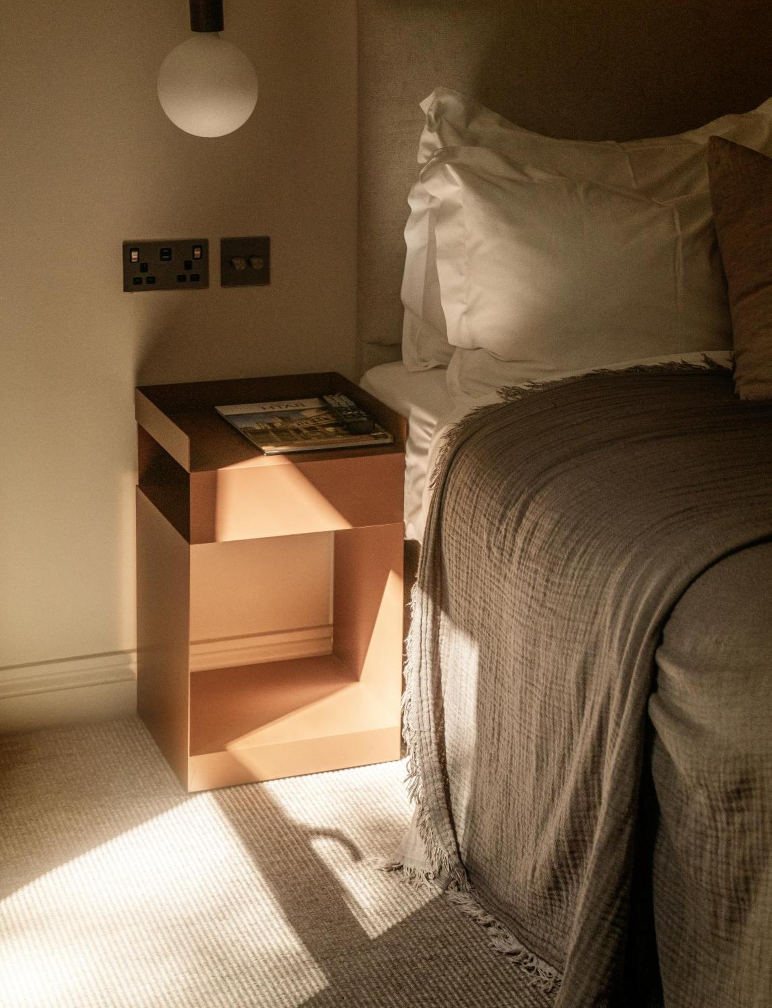 Leighton House - Boutique Guesthouse Bath Eksteriør billede A bedside table