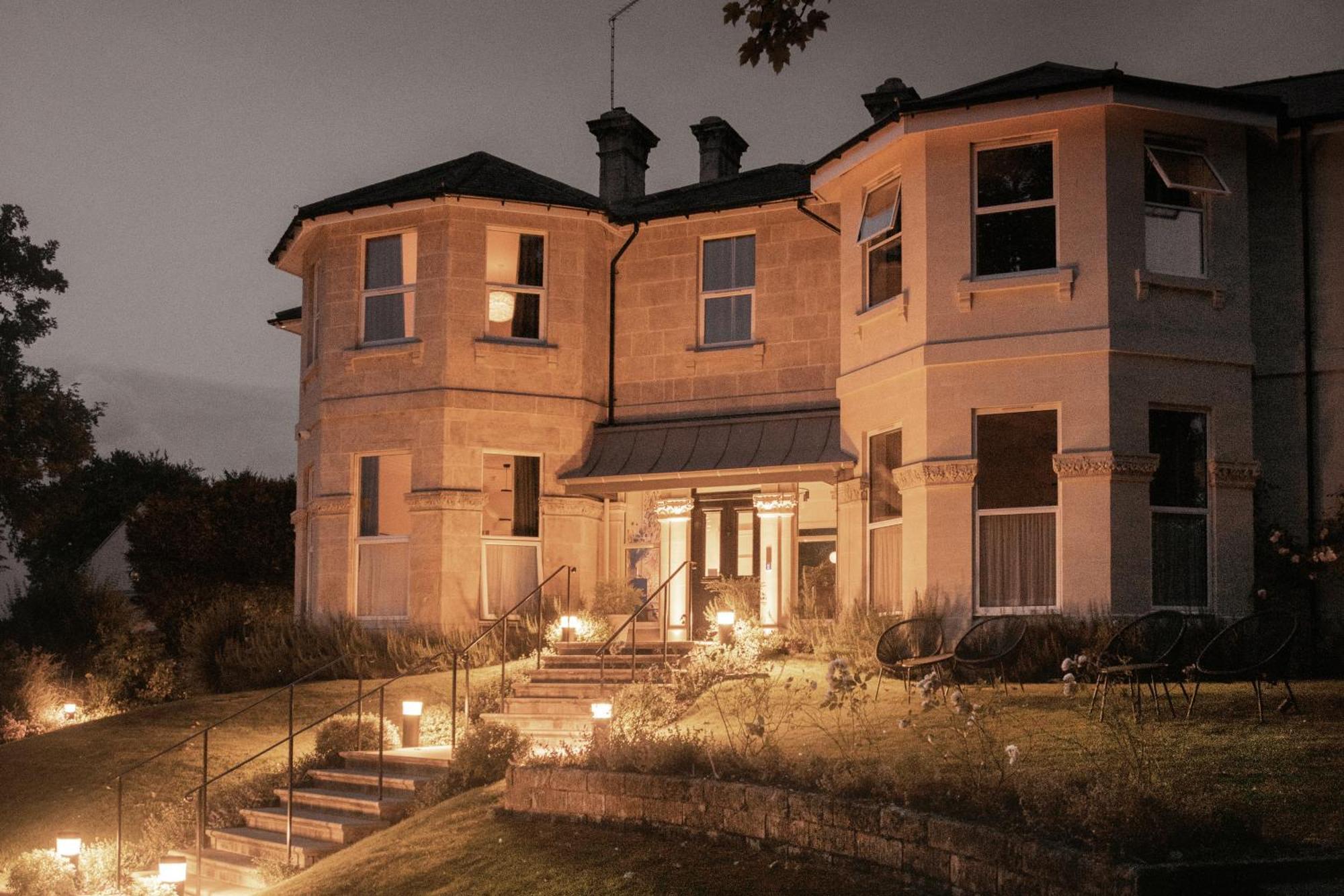 Leighton House - Boutique Guesthouse Bath Eksteriør billede The main house at night